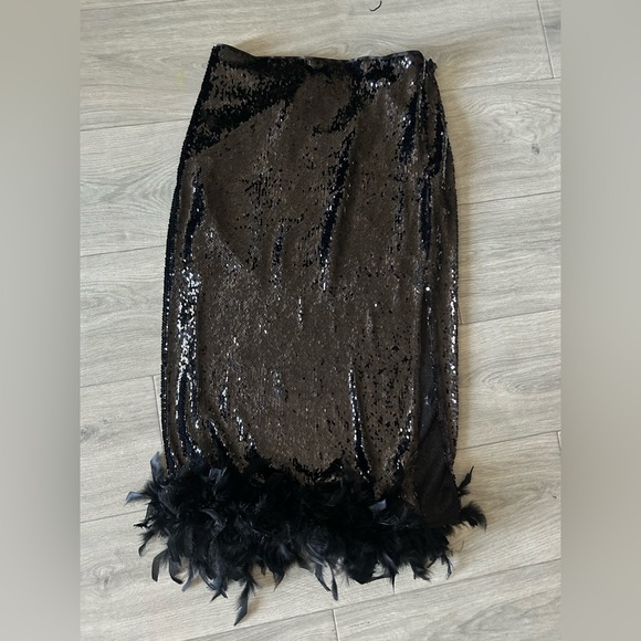 ***SOLD*** RIVER ISLAND Black Sequin Feather Trim Pencil Skirt - Picture 6 of 7